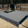 Благоустройство фундаментом из бессерных блоков могилы на кладбище