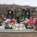 Благоустройство тротуарными бордюрами могилы на кладбище