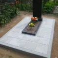 Благоустройство тротуарными бордюрами могилы на кладбище