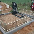 Благоустройство тротуарными бордюрами могилы на кладбище
