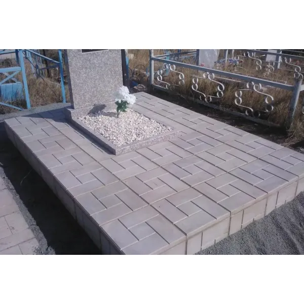 Благоустройство тротуарной плиткой могилы на кладбище