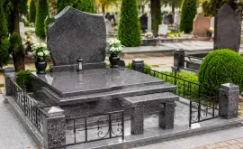 Что ещё ставят на могилу: аксессуары и малые формы