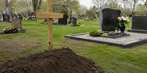 Когда ставят памятник: традиции и практика