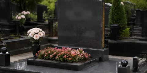 Подставка, цветник и плита: комплектующие для памятника