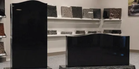 Вертикальный или горизонтальный памятник